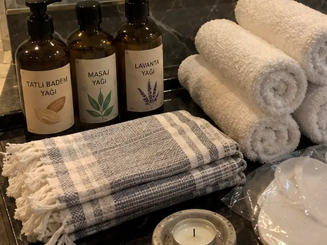 Masaj ve lavanta yağı, rulo havlular ve ekose peştemal — Piyalepaşa, Masaj Salonun