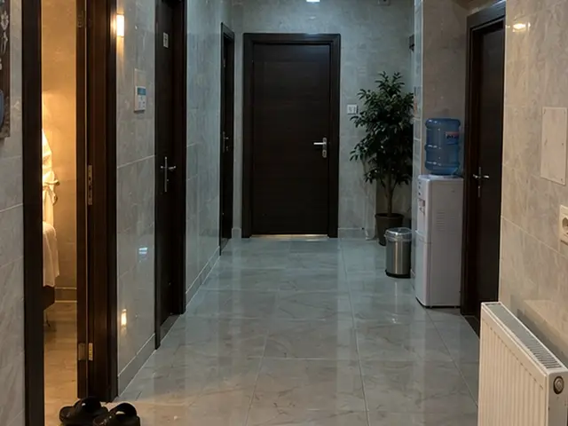Aydınlık mermer koridor ve bekleme köşesi — Piyalepaşa, Masaj Salonun